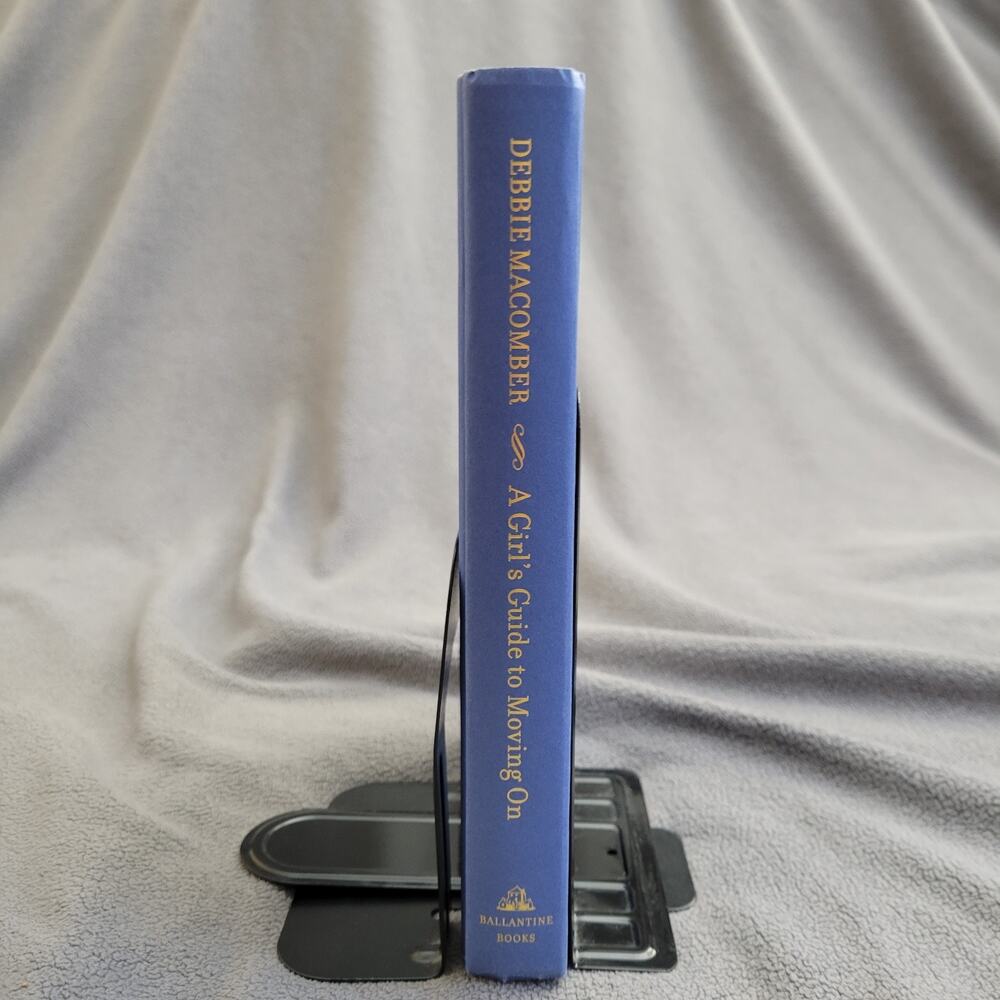 WOMENS FICTION Debbie Macomber A Girls Guide to Moving On First Edition 2016 - Picture 3 of 7